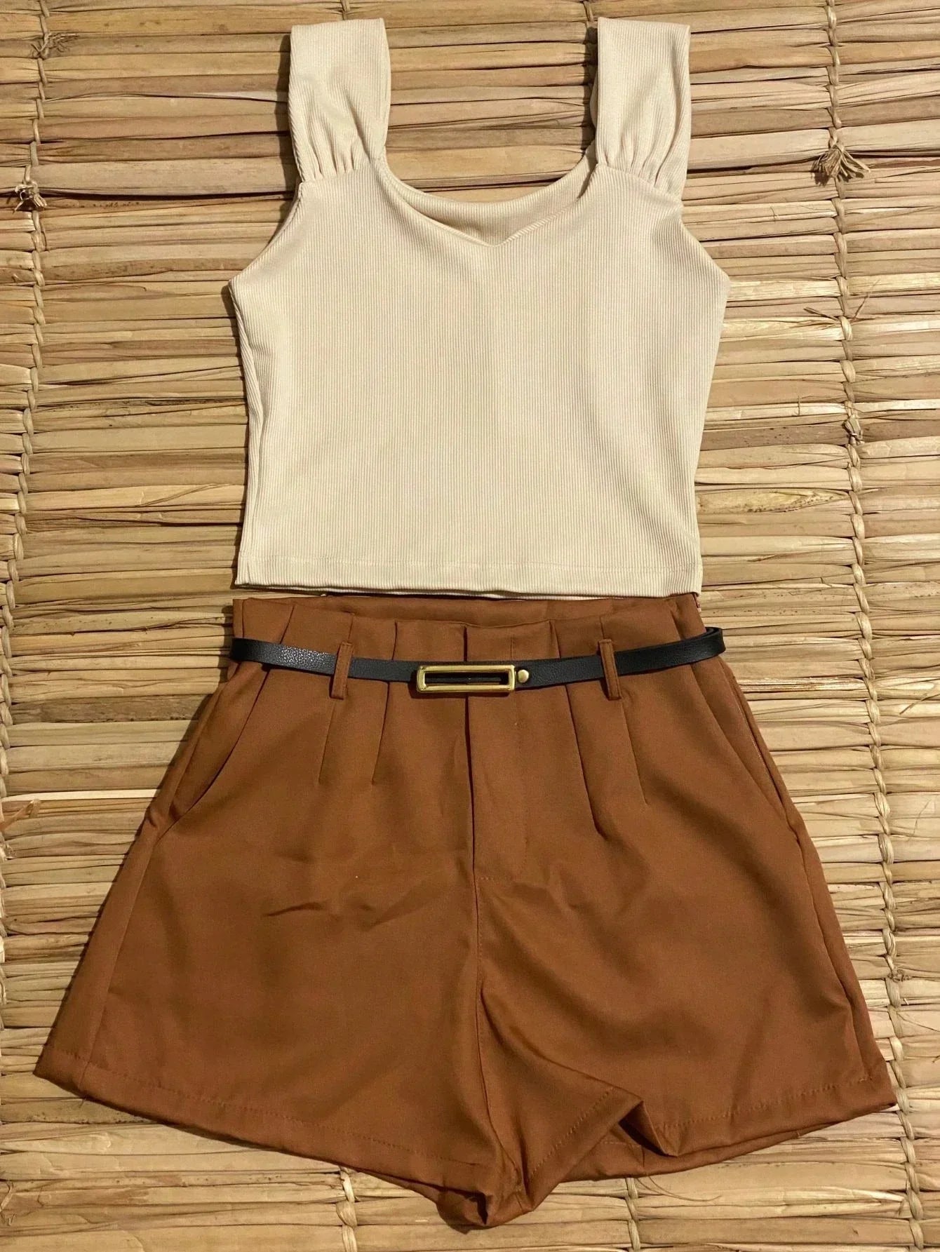 kit  Feminino 4 itens: 2 Croppeds Canelados + Cinto+ Short em Alfaiataria Com  Bolsos