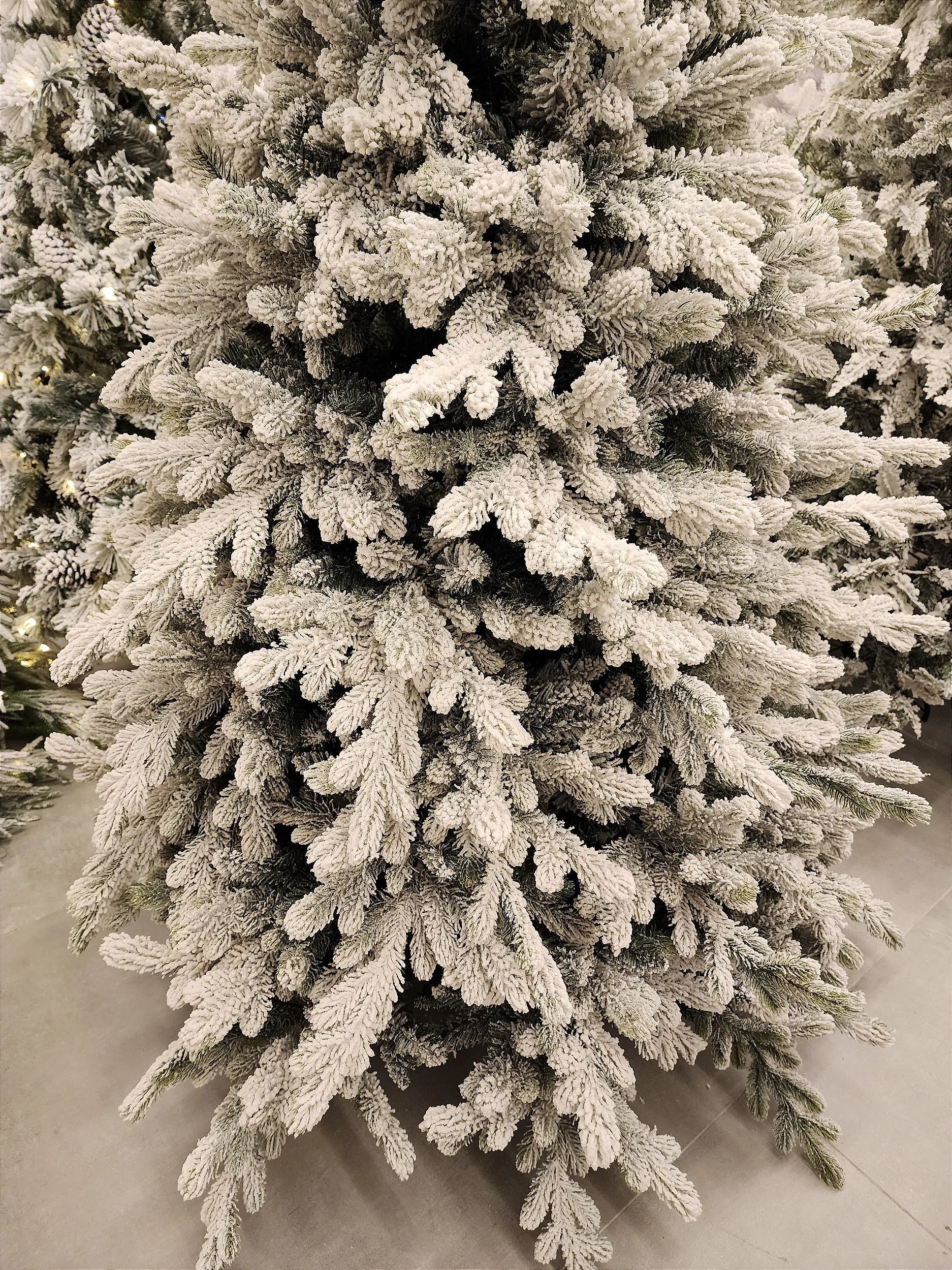 Árvore de Natal Nevada Cancún 2,10m • 1524 Galhos