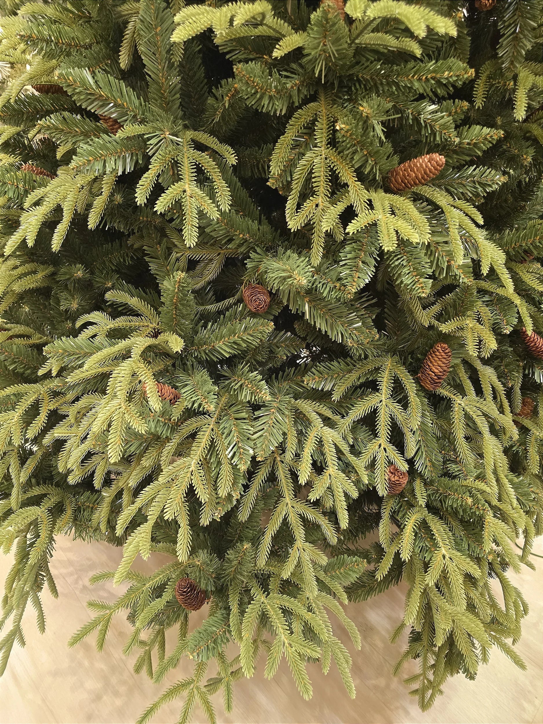Árvore de Natal Pinheiro Super Realista Santorini 2,10m 4428 Galhos + 1500 Leds de brinde