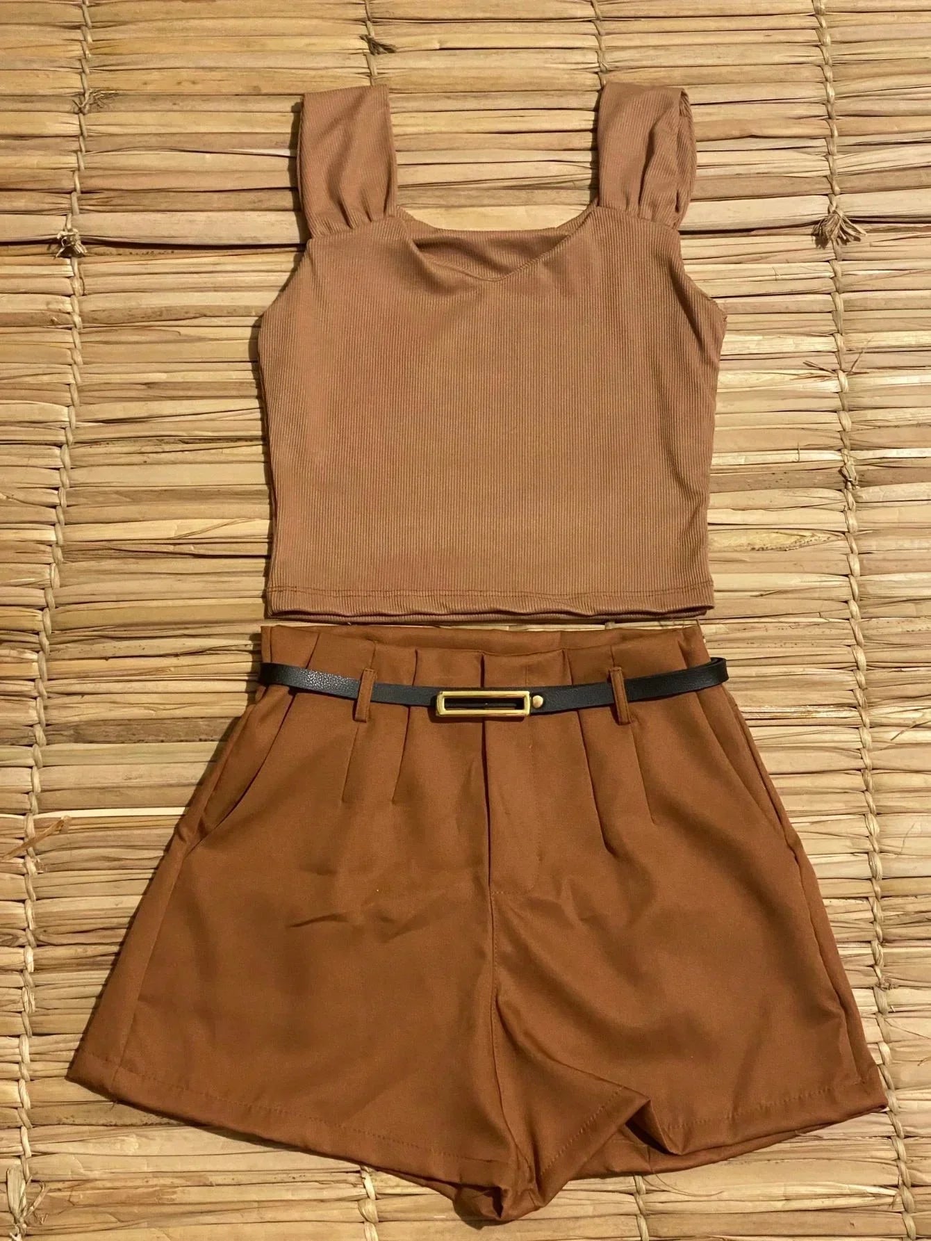 kit  Feminino 4 itens: 2 Croppeds Canelados + Cinto+ Short em Alfaiataria Com  Bolsos