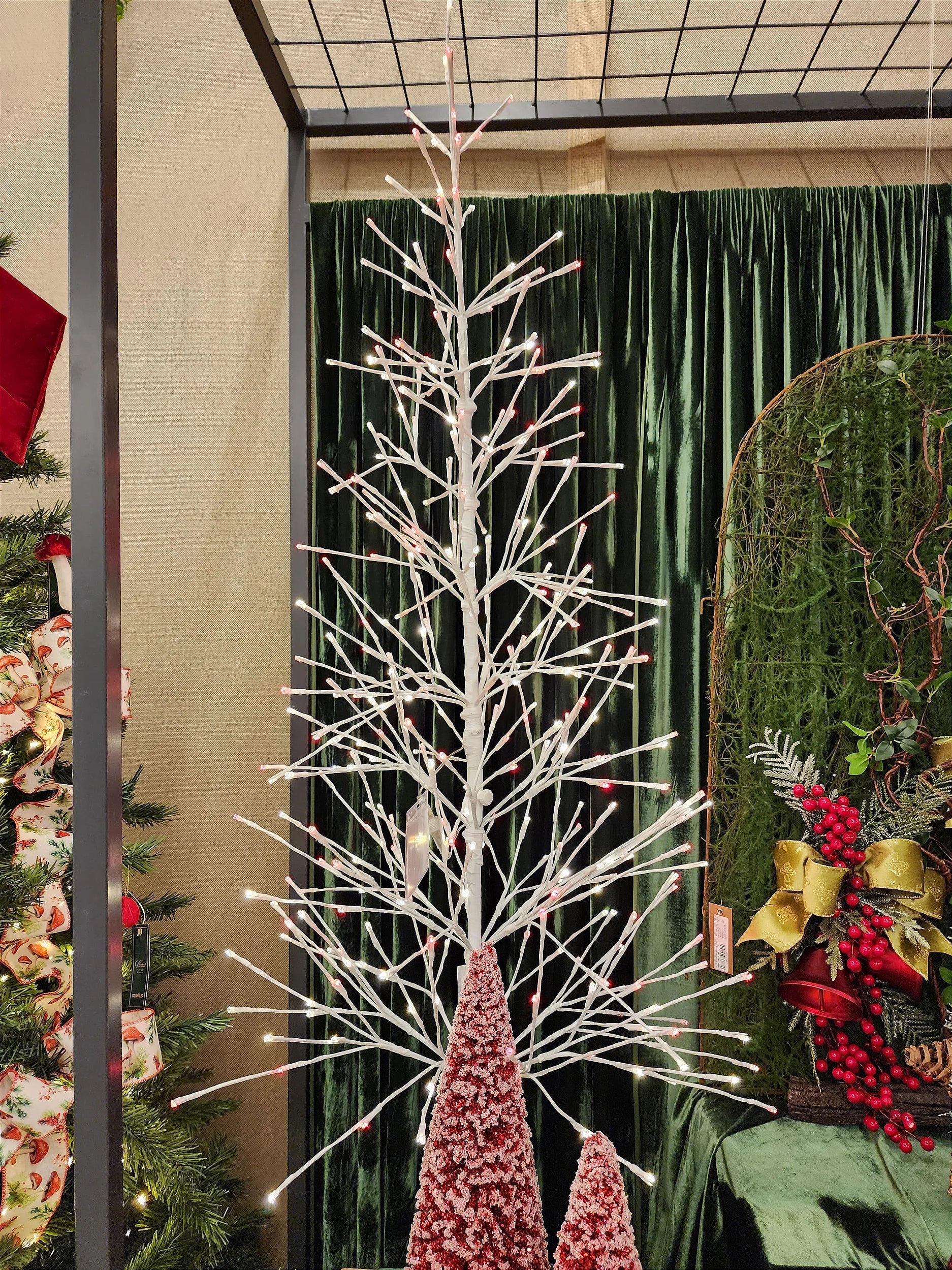 Árvore de LED 1,70m • 360 LEDs Vermelho e Branco • Bivolt