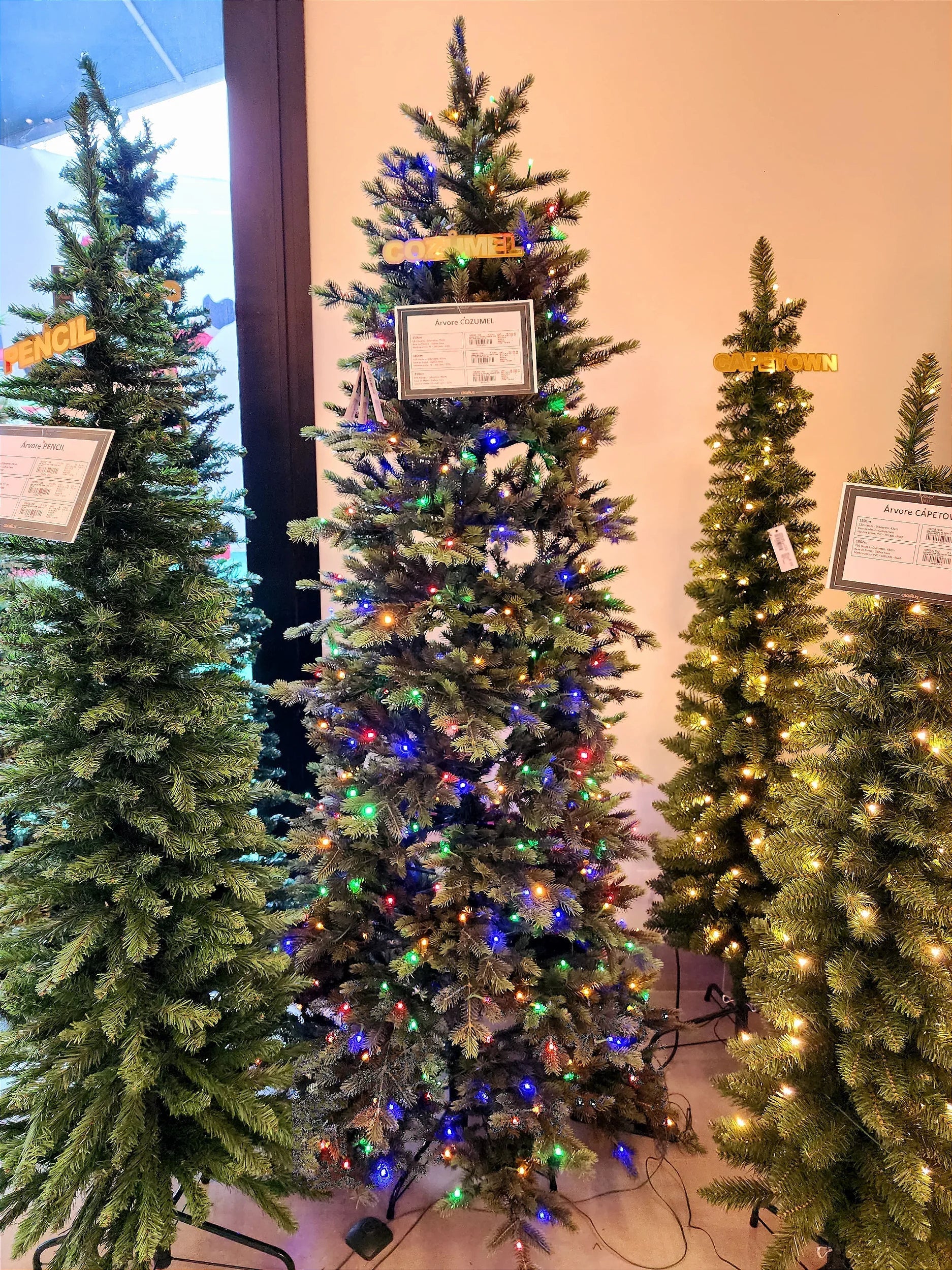 Árvore de Natal Slim Realista Cozumel 2,10m 696 Galhos 440 LEDs Bicolor