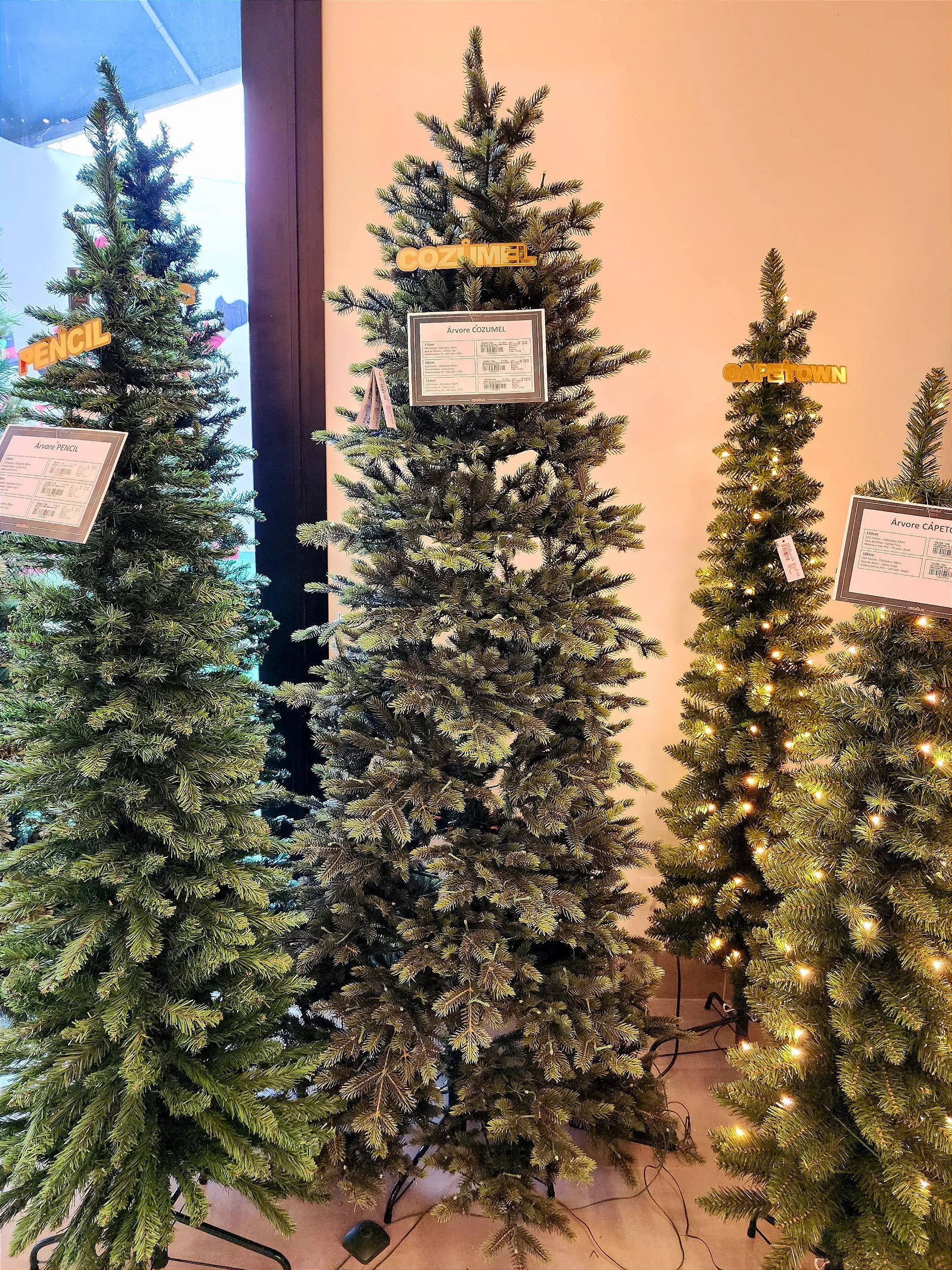 Árvore de Natal Slim Realista Cozumel 2,10m 696 Galhos 440 LEDs Bicolor