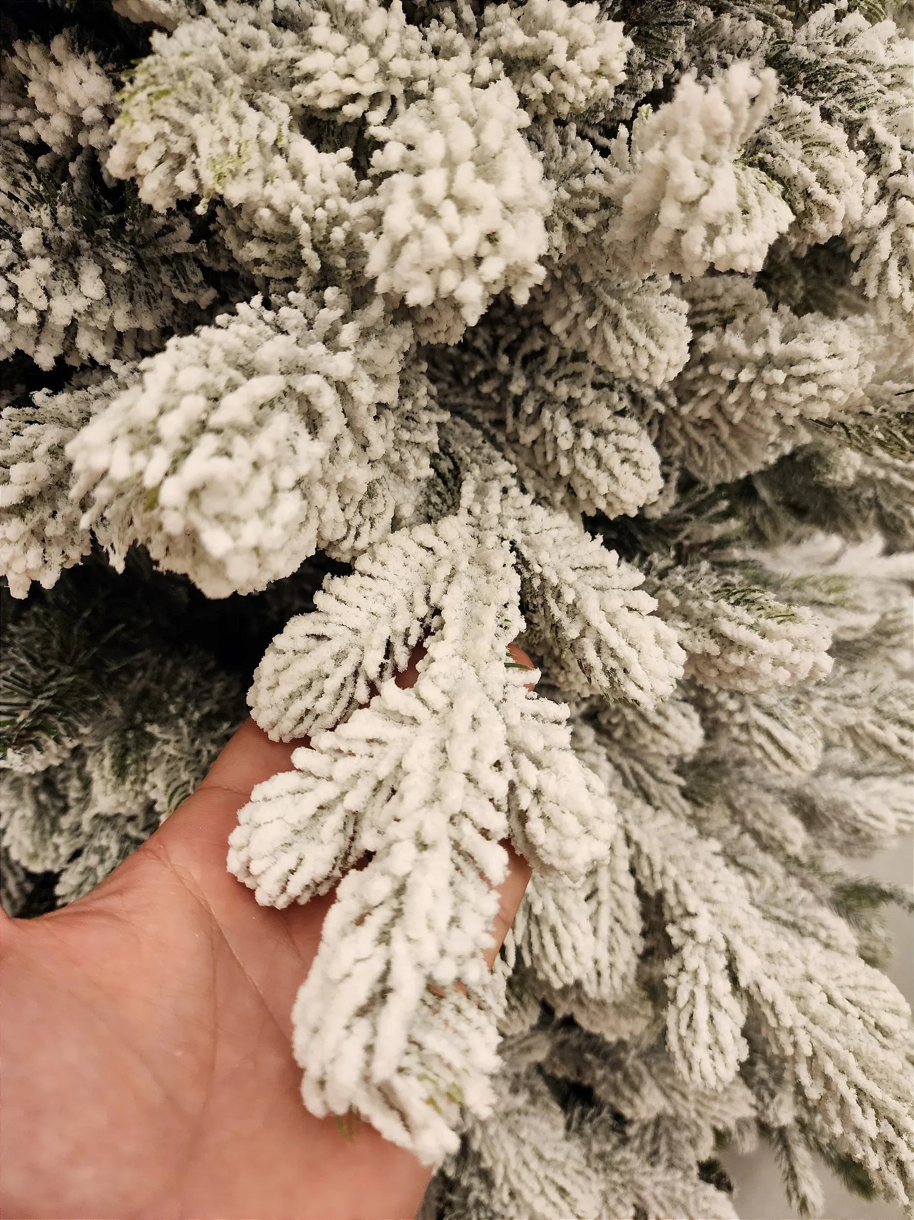 Árvore de Natal Nevada Cancún 2,10m • 1524 Galhos